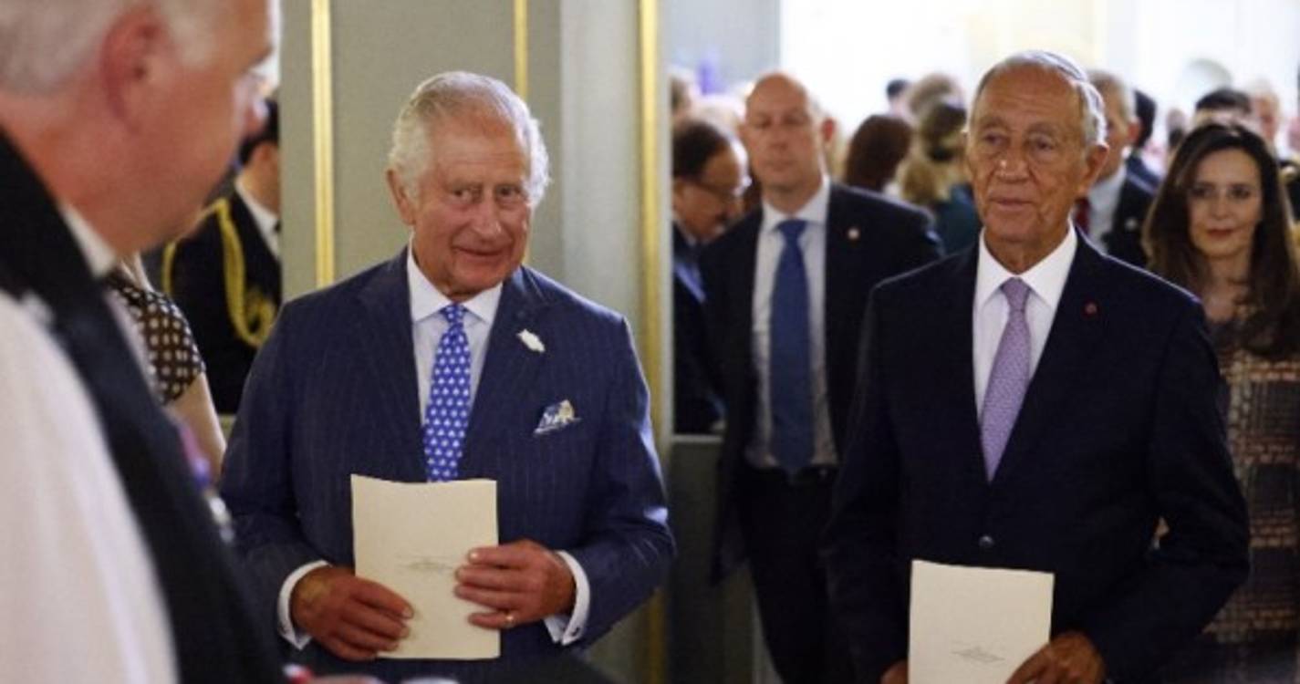 Trabalhadores da Embaixada de Portugal em Londres entregam manifesto ao PR português