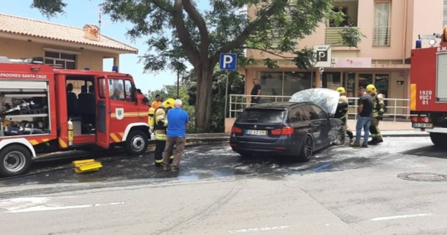 Viatura incendeia-se no Caniço