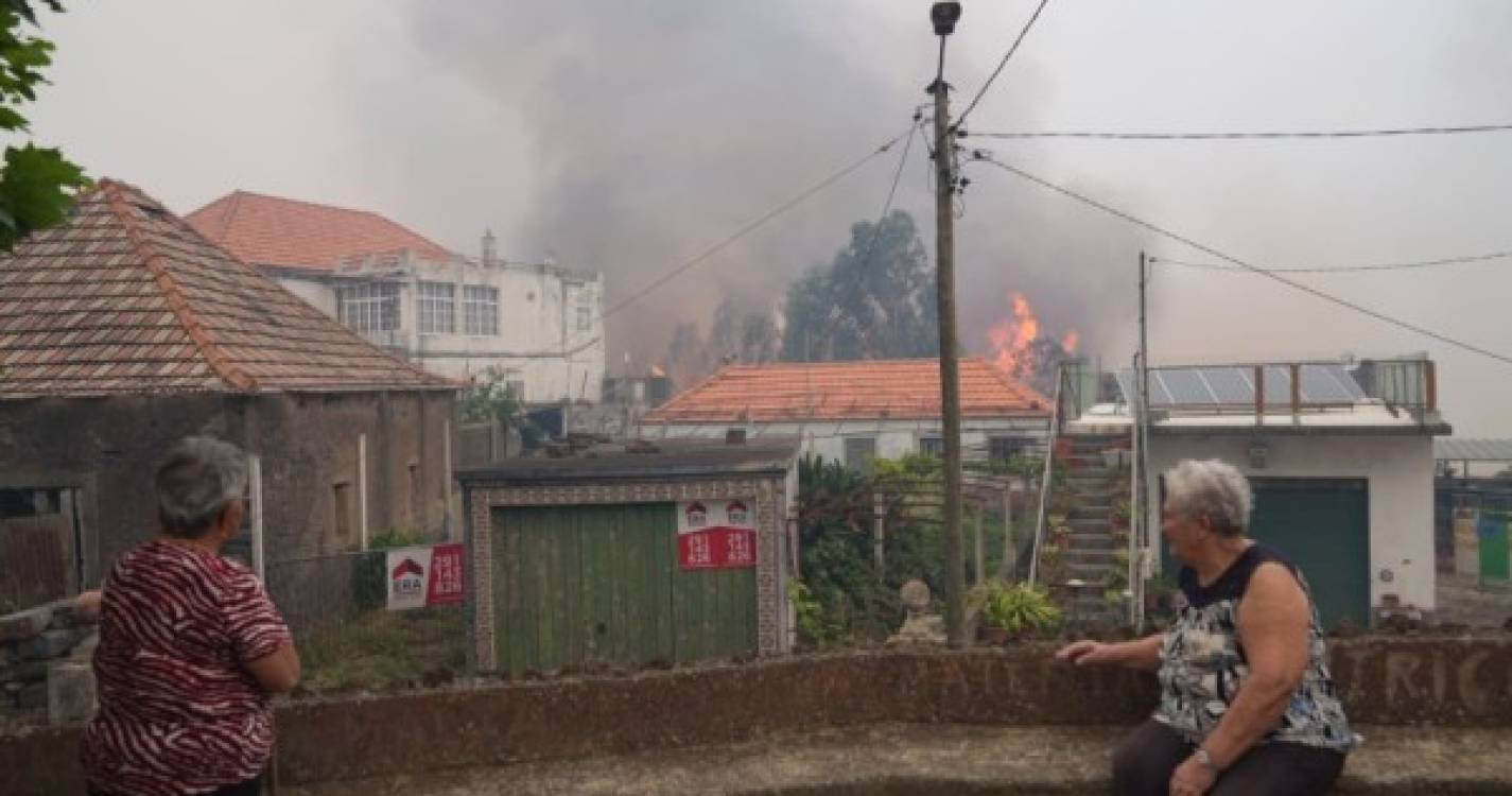 População e bombeiros lutam para salvar casas na Ponta do Pargo (com vídeo)