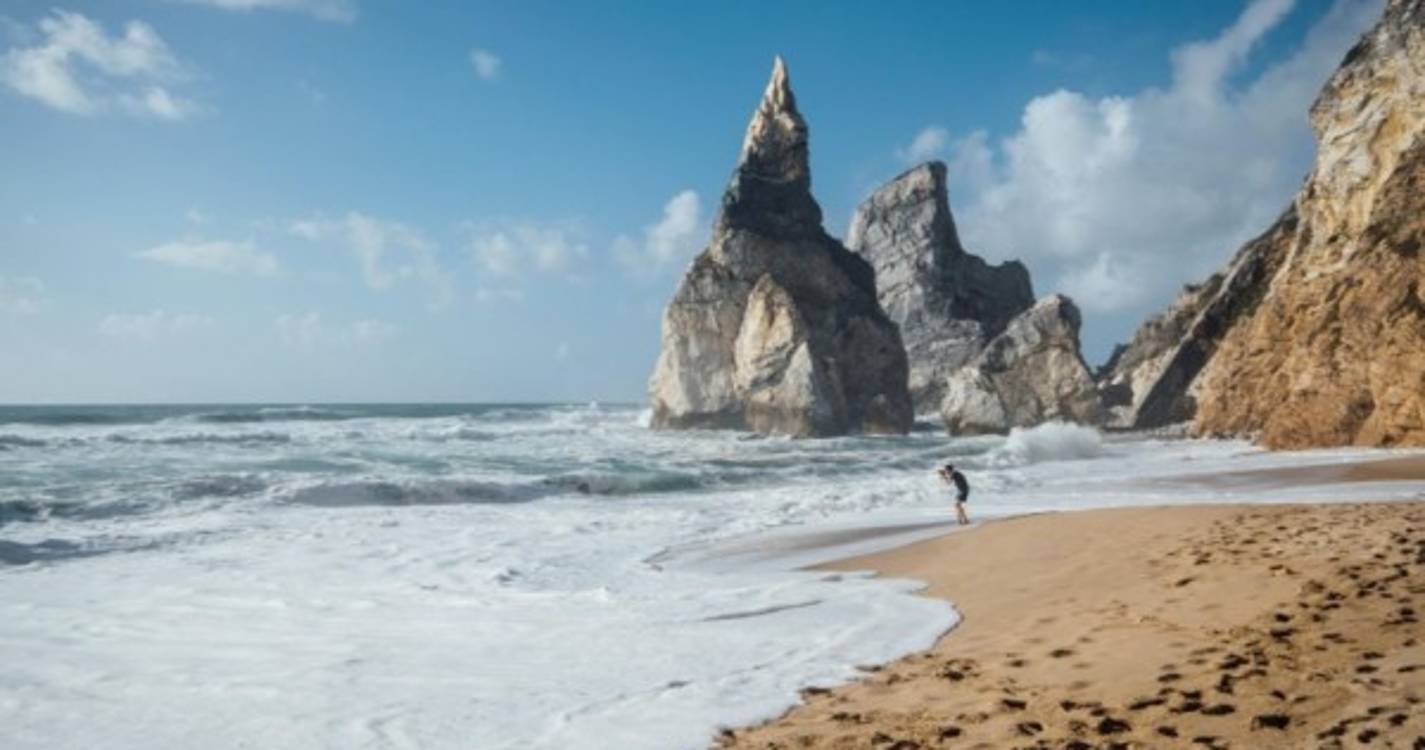 Covid-19: Maioria dos portugueses planeia viajar este ano no próprio país, revela estudo