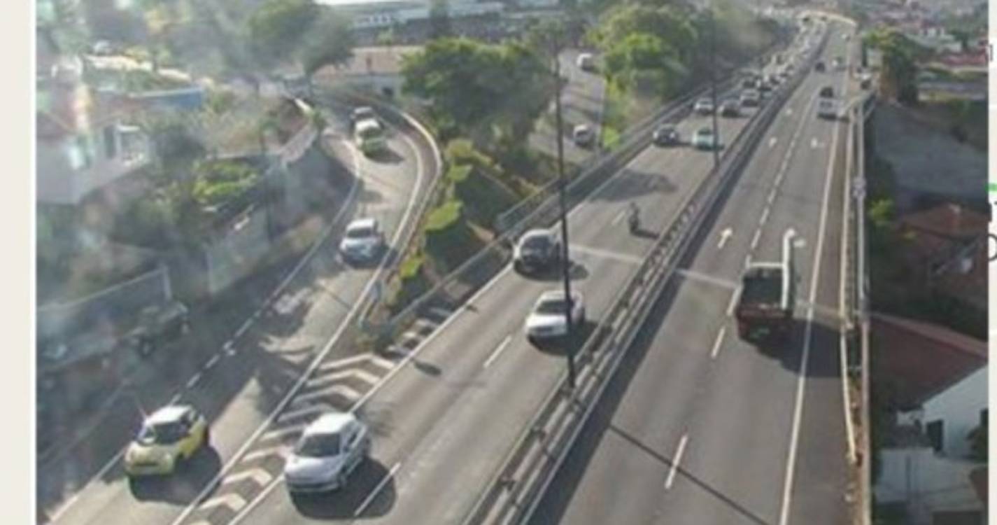 Colisão entre duas viaturas na via rápida, zona da Boa Nova, condiciona trânsito