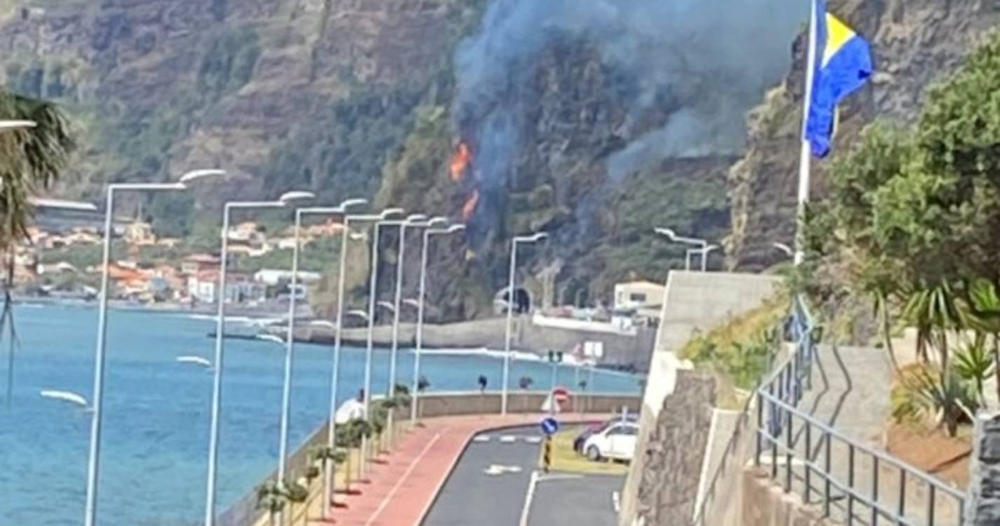 Bombeiros combatem incêndio na Tabua