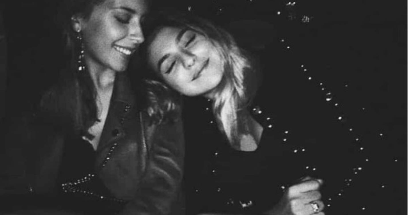 Bárbara Bandeira faz tatuagem em homenagem a Sara Carreira