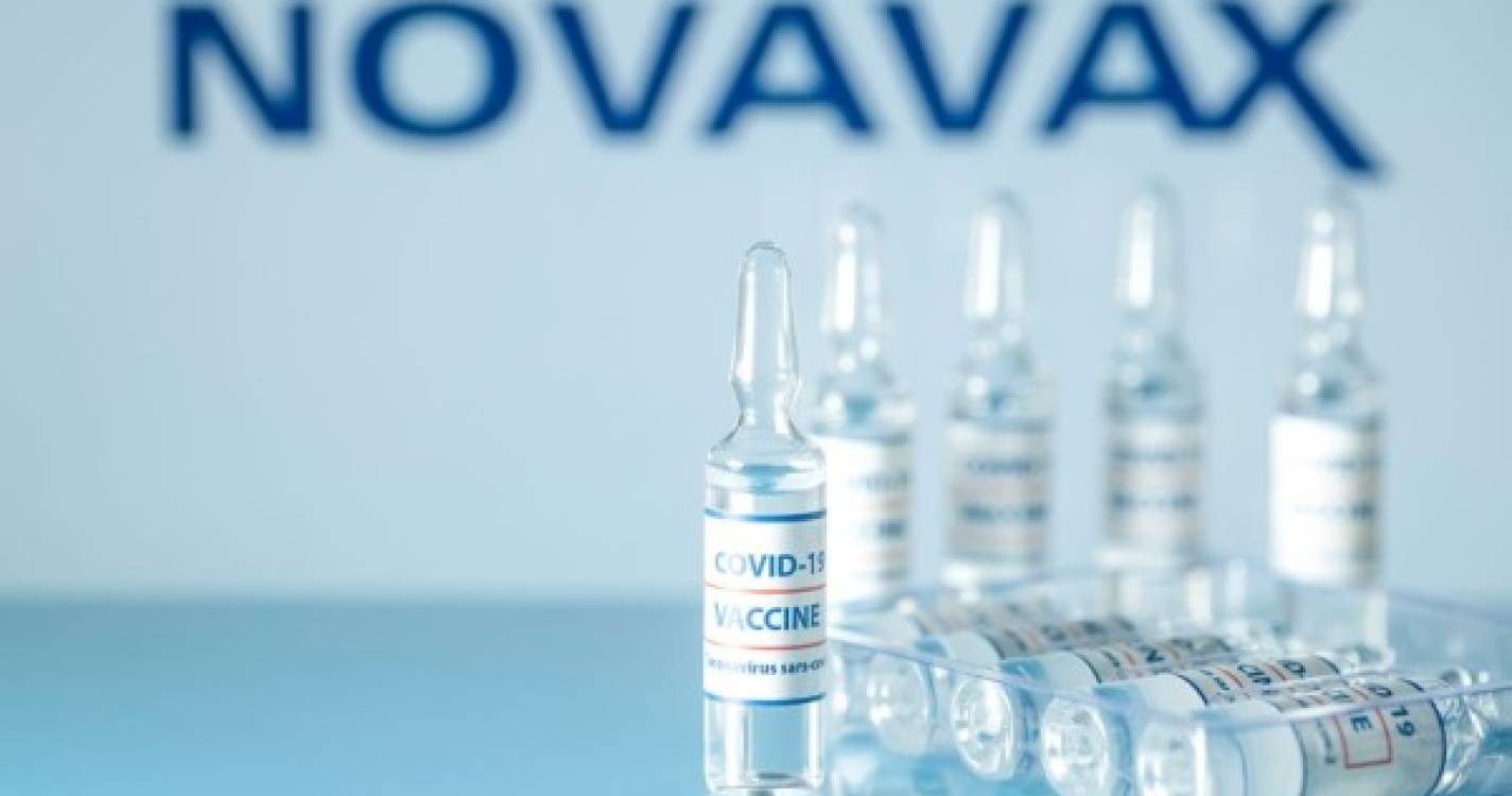 Covid-19: Bruxelas ‘reserva’ 100 milhões de doses de vacina da Novavax