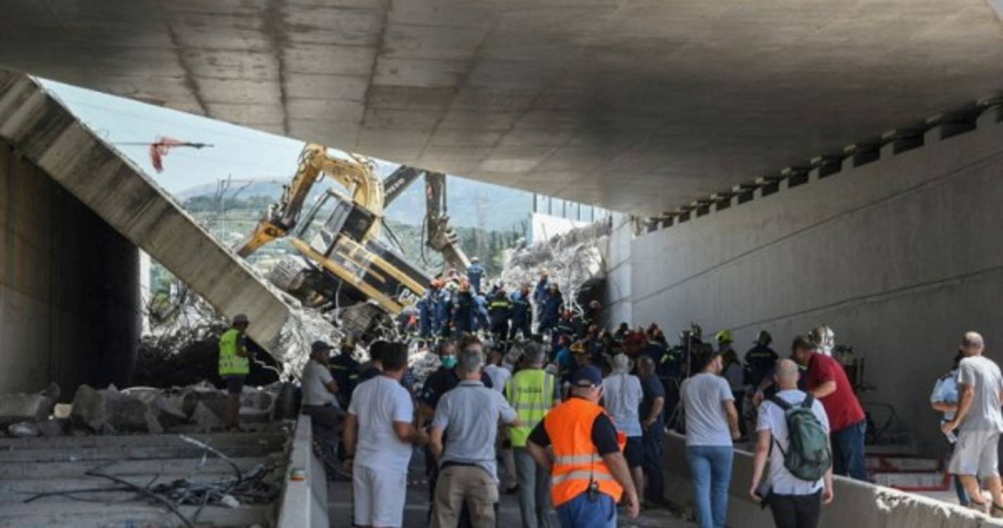 Ponte desaba na Grécia e deixa várias pessoas sob escrombros