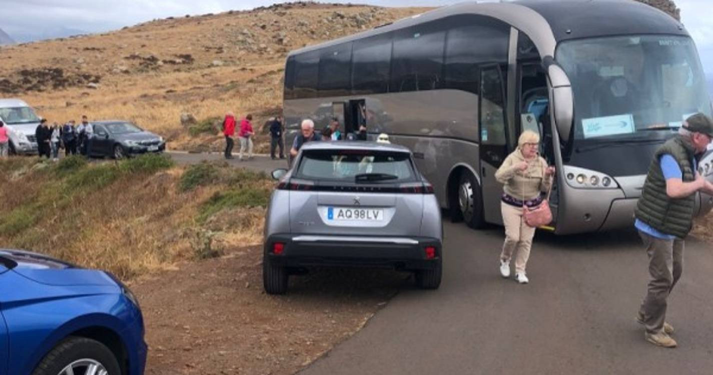 Turistas a pé até ao miradouro por causa do estacionamento selvagem