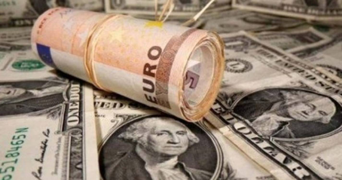 Euro cai com investidores a procurarem o dólar