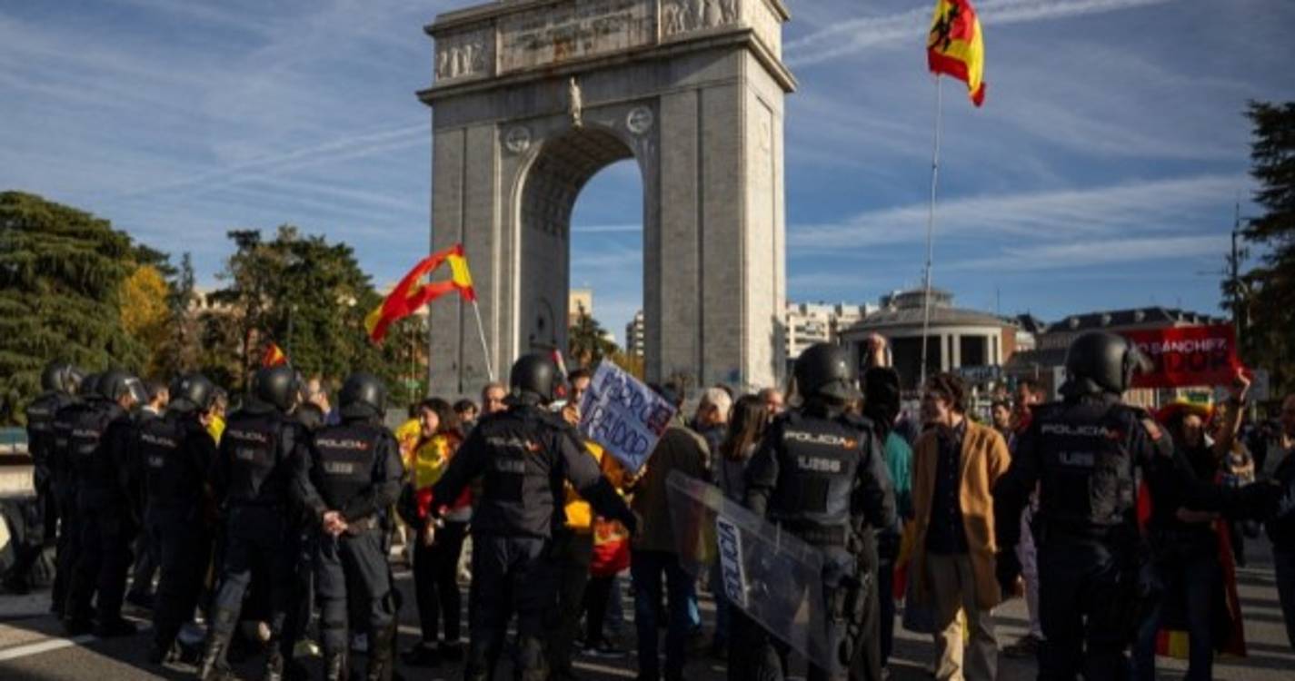 Espanha: Protestos noturnos prosseguem frente à sede do PSOE em Madrid