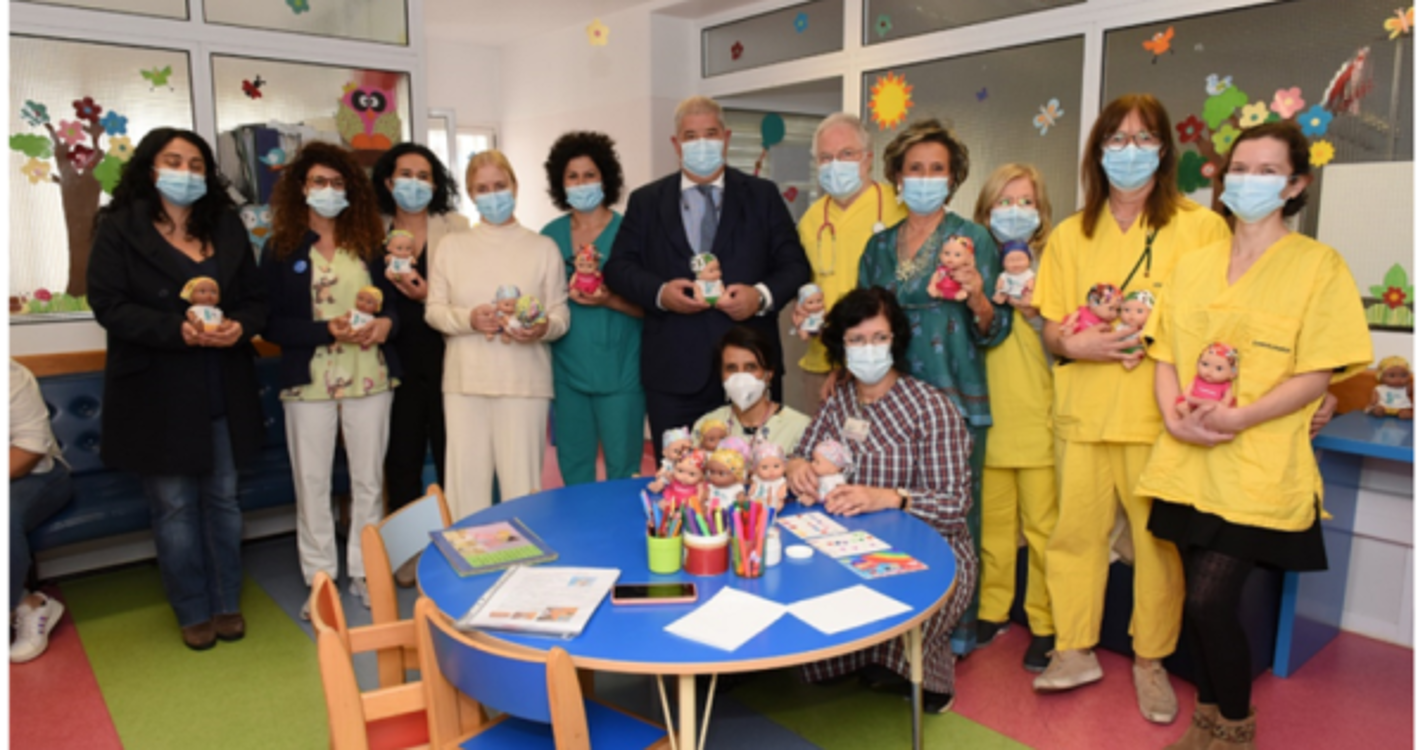 Fundação entrega 75 bonecos às crianças hospitalizadas no Hospital Dr. Nélio Mendonça