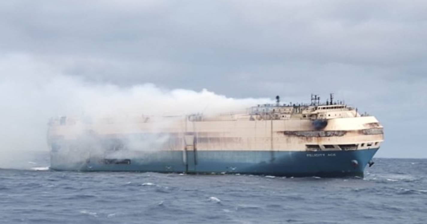 Navio que transportava carros de luxo afundou ao largo dos Açores