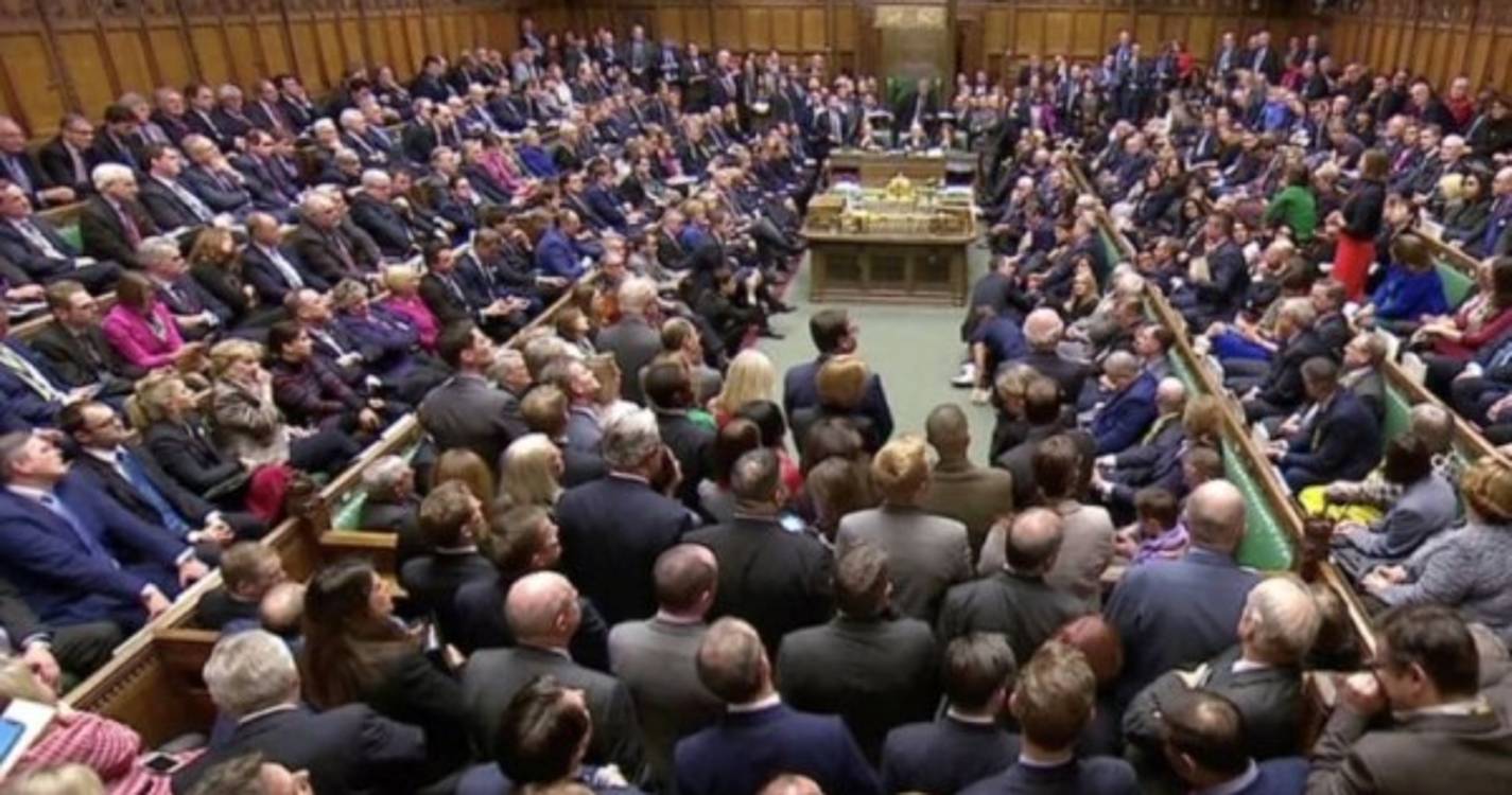 Secretário de Estado britânico demite-se em pleno Parlamento