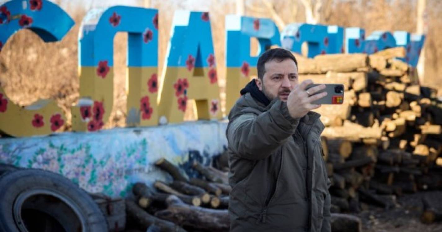 Ucrânia: Zelensky visita o Donbass, próximo da frente de batalha