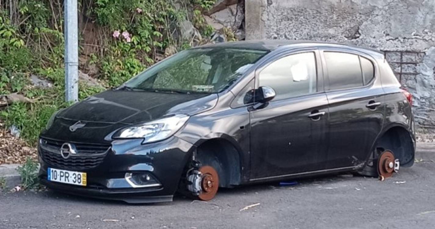 Viatura abandona há quase dois anos e sem solução à vista