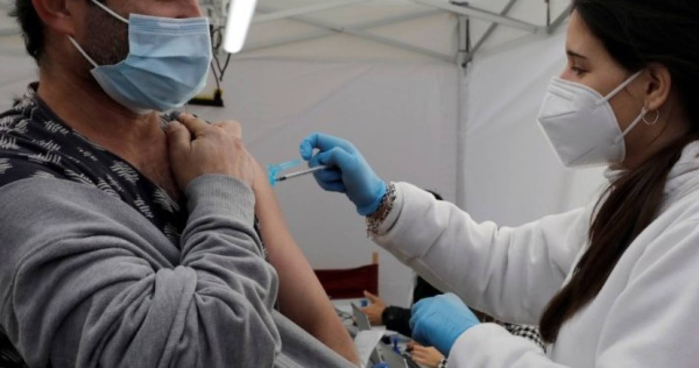 Covid-19: Profissionais de saúde contestam proposta belga de vacinação obrigatória