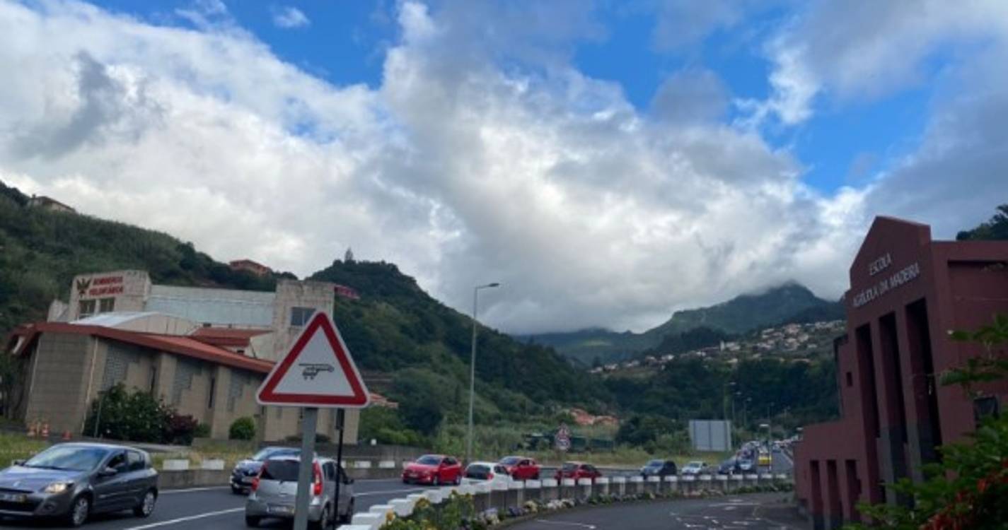 Longa fila de trânsito rumo a São Vicente