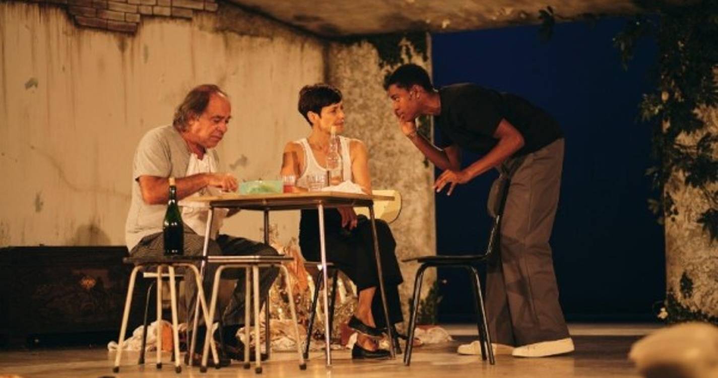 Casa Portuguesa com casa cheia no Teatro Municipal Baltazar Dias