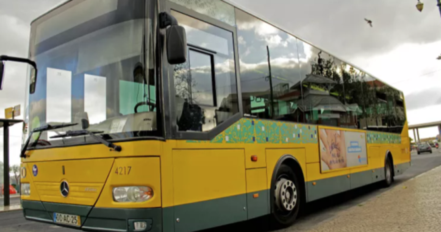 Autocarro despista-se e embate contra esplanada de restaurante em Lisboa