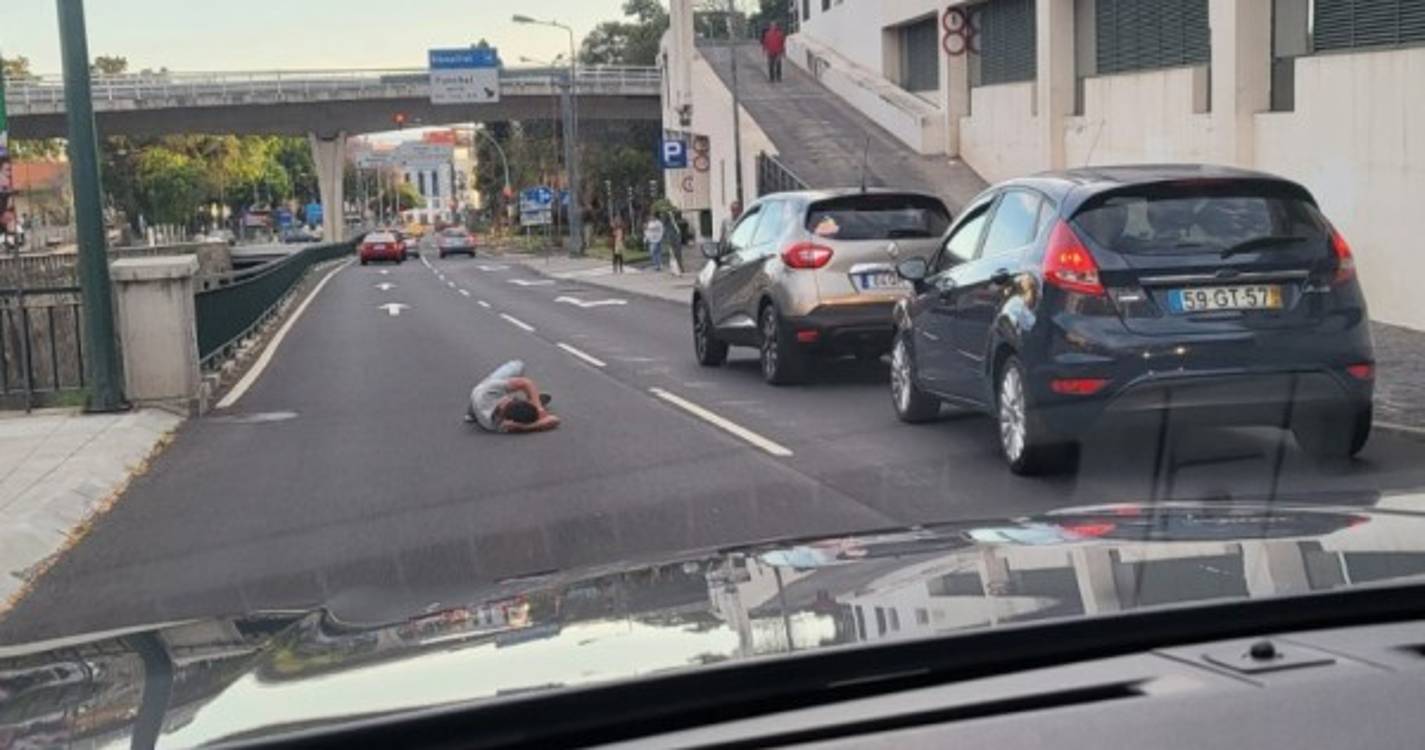 Jovem alterado deitou-se no meio da estrada no Campo da Barca