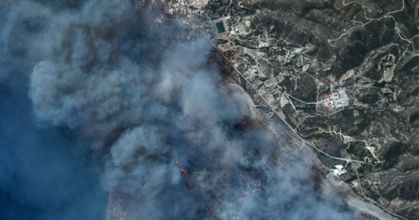 Avião cisterna que combatia incêndio despenha-se numa ilha da Grécia central