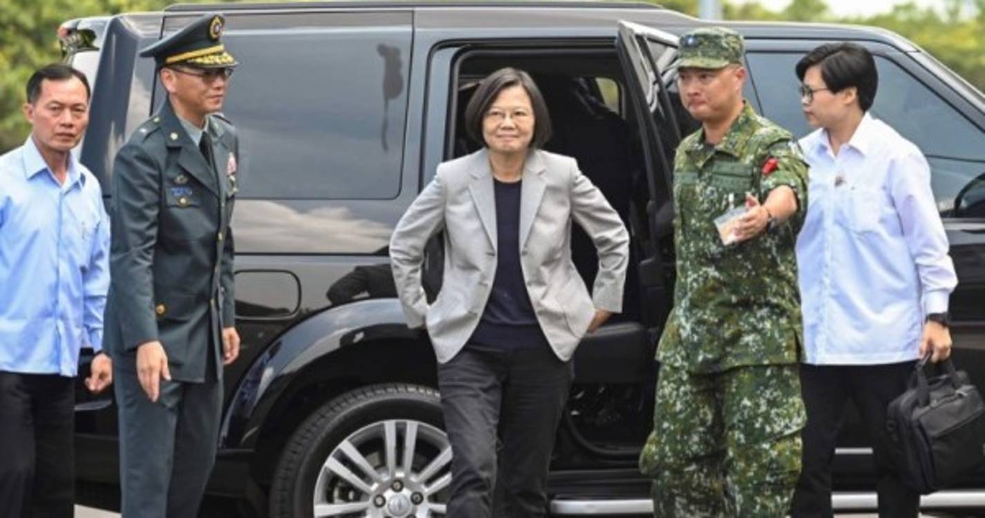 Líder de Taiwan pede às tropas que mantenham a calma perante ameaças da China