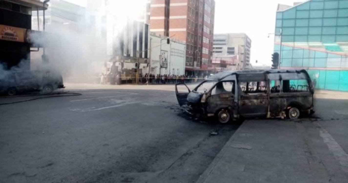 Quatro táxis queimados e um ferido em violência no centro de Joanesburgo