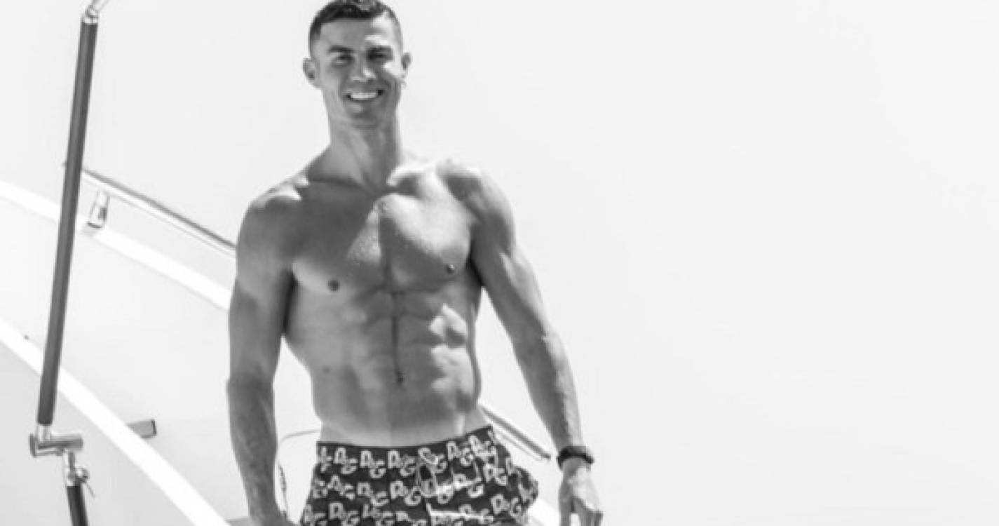 Cristiano Ronaldo passa férias em iate que custa 9 milhões de euros