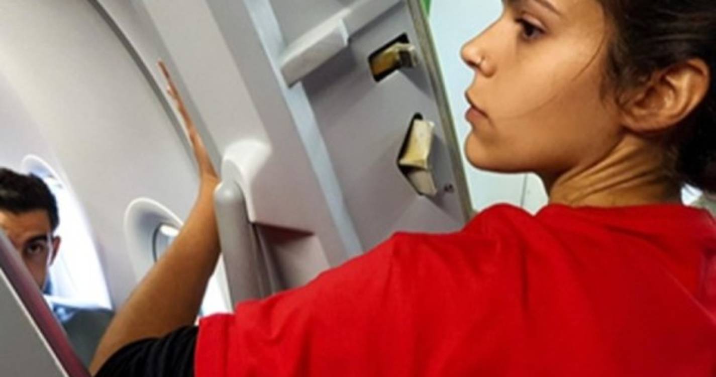 Ativistas ambientais colam-se a avião no aeroporto de Lisboa