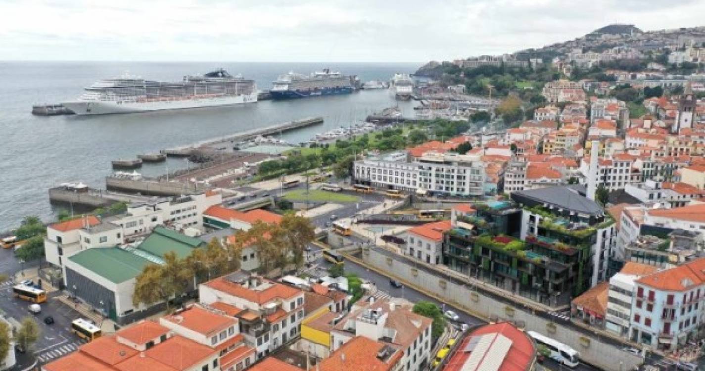 Dia de lotação esgotada no Porto do Funchal (com fotos)