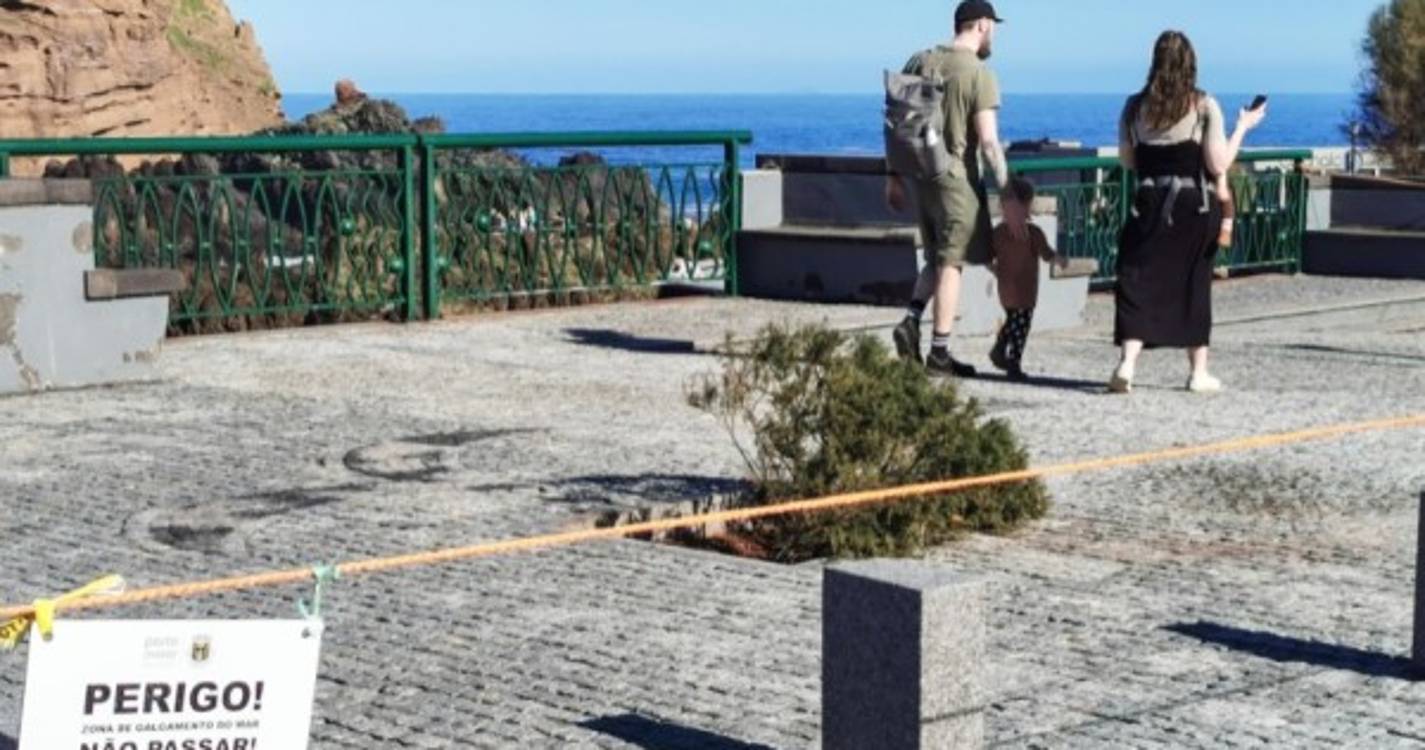 Perigos da ondulação ignorados no Porto Moniz (com fotos)