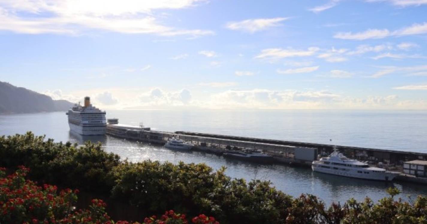'Costa Fortuna' atracou no Porto do Funchal com 3.020 pessoas a bordo