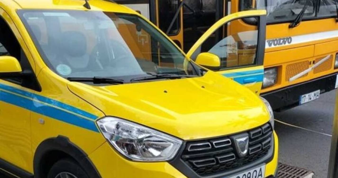 Autocarro colide com porta de táxi e provoca danos materiais