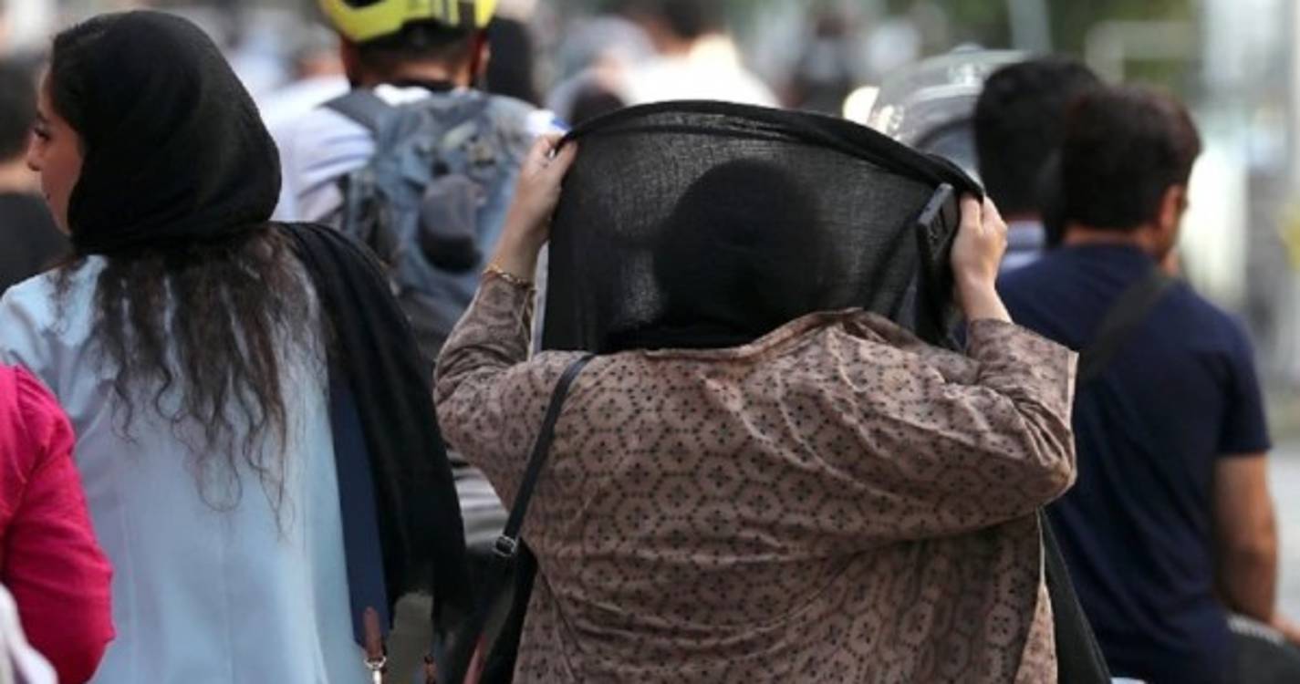 Irão aprova envio de lei do véu para comissão sem debate parlamentar