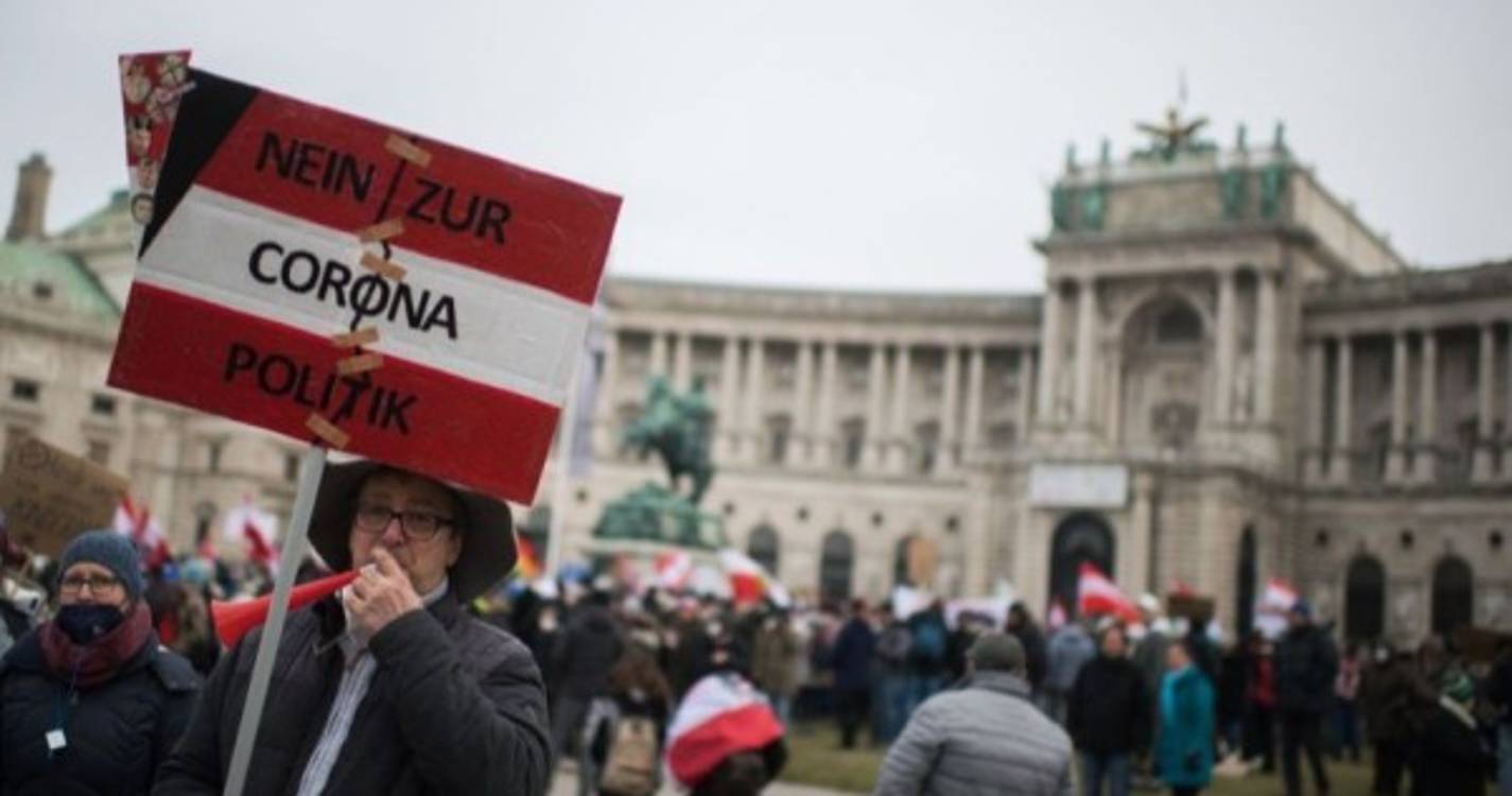 Covid-19: Dezenas de milhares manifestam-se em Viena contra vacina obrigatória