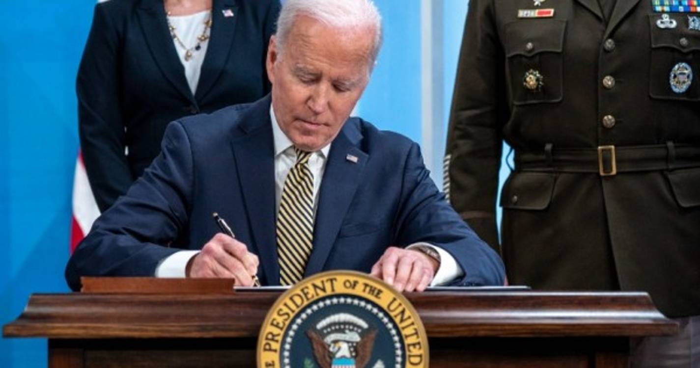 Biden lamenta "crise de fé" e desafia jovens contra divisão e ódio nos Estados Unidos