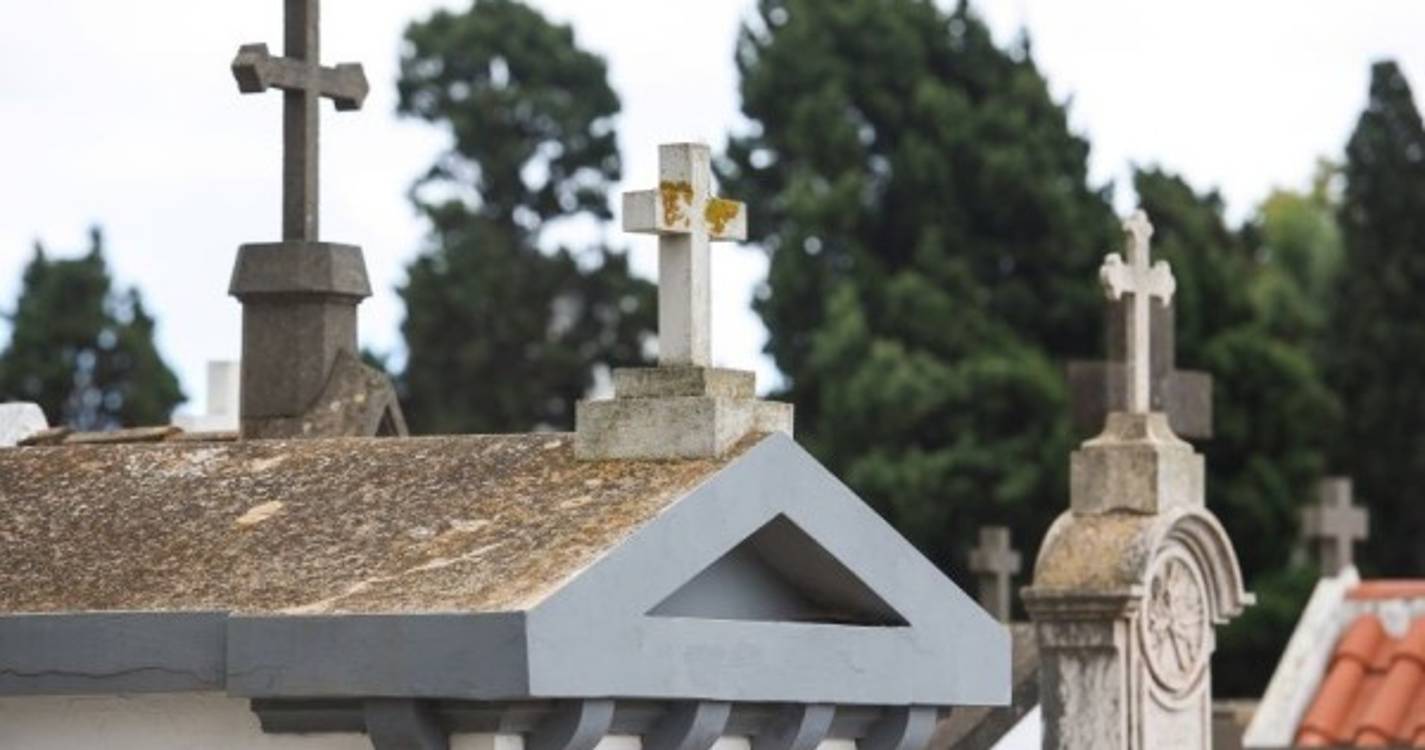 Cemitérios do Funchal vão estar abertos entre as 9h00 e as 17h00 no dia 1 de novembro