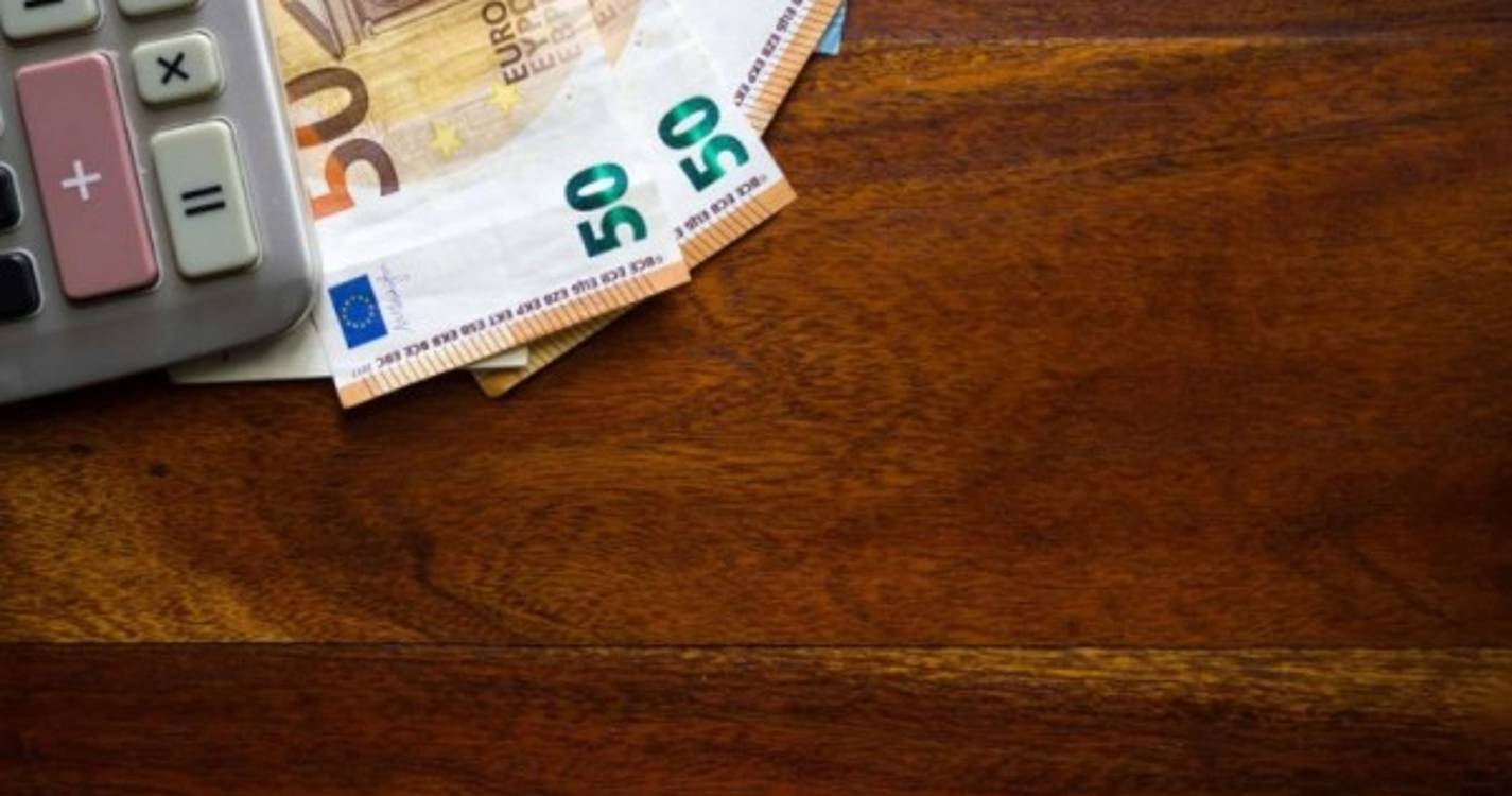 Euro cai após duas sessões consecutivas a ganhar