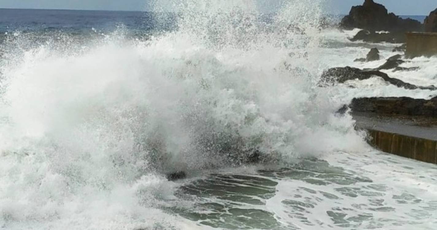 Lido e Barreirinha encerrados este domingo devido à forte agitação marítima