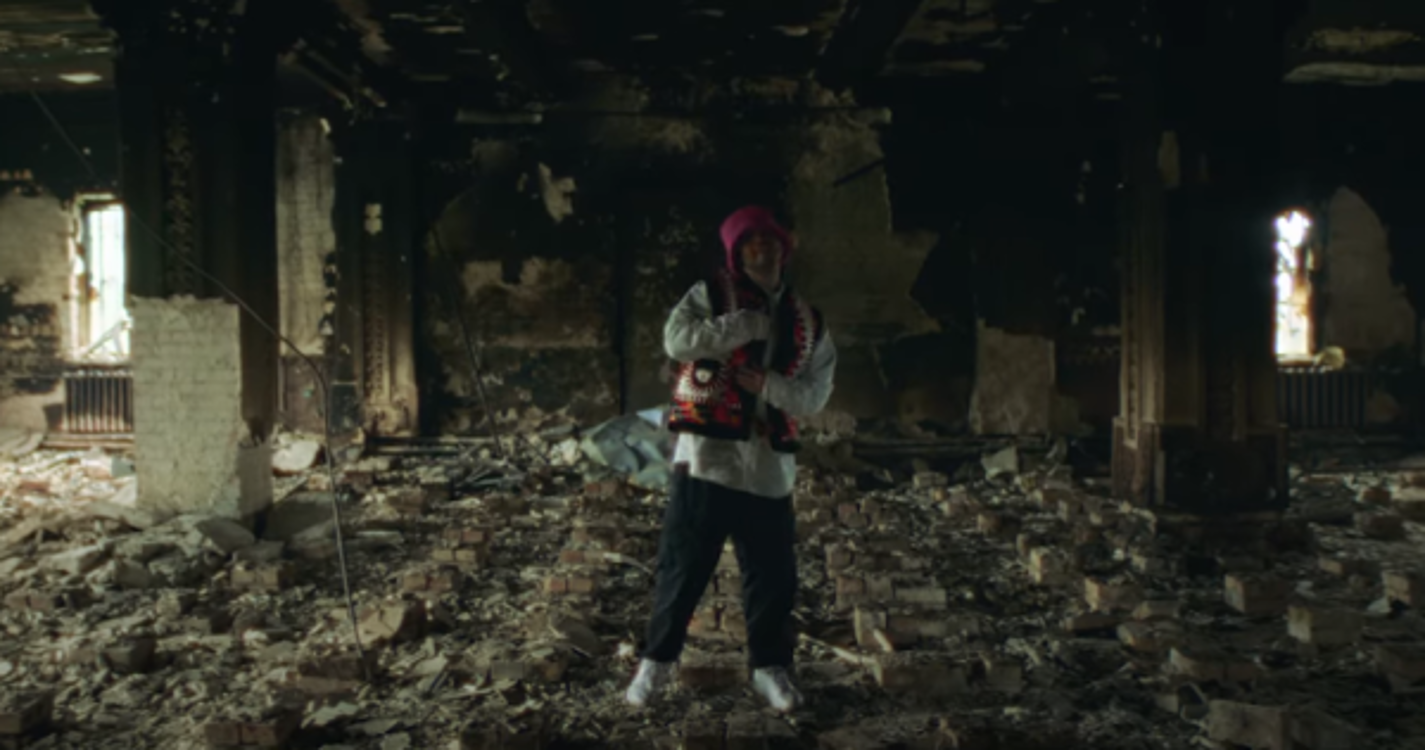 Vencedores da Eurovisão divulgam videoclipe arrepiante com a guerra na Ucrânia como cenário
