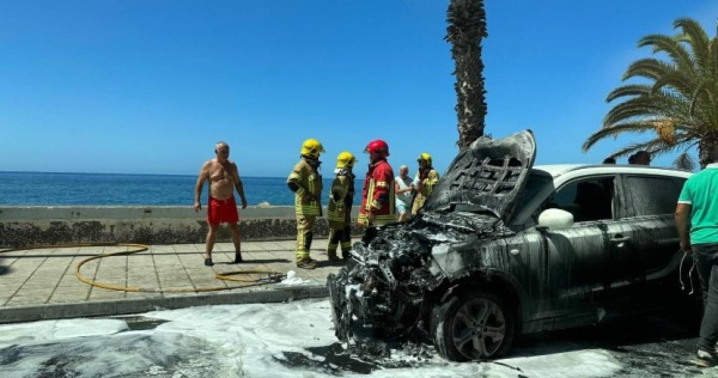 Carro consumido pelas chamas na Madalena do Mar
