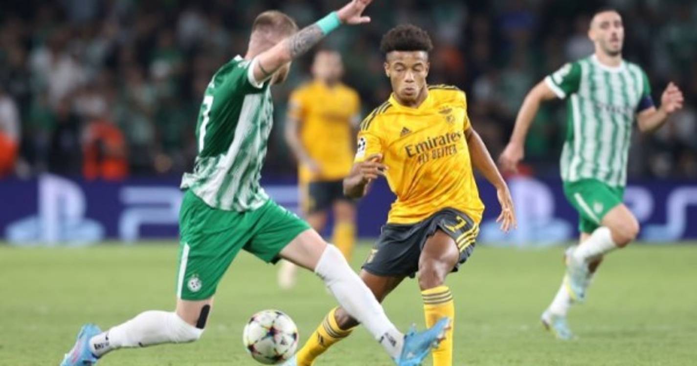 Benfica vence com goleada e é primeiro no grupo