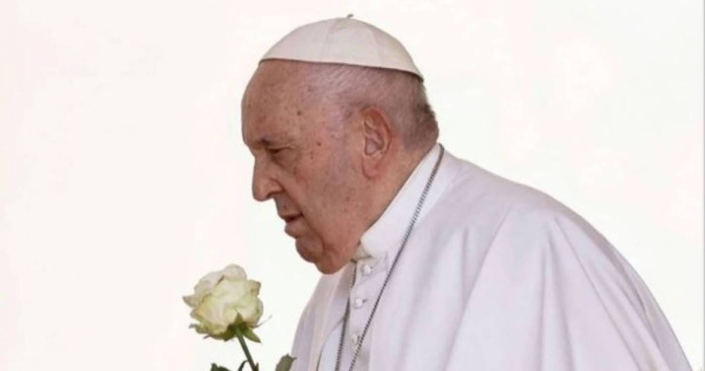 Cirurgia do Papa a hérnia abdominal concluída sem complicações após três horas