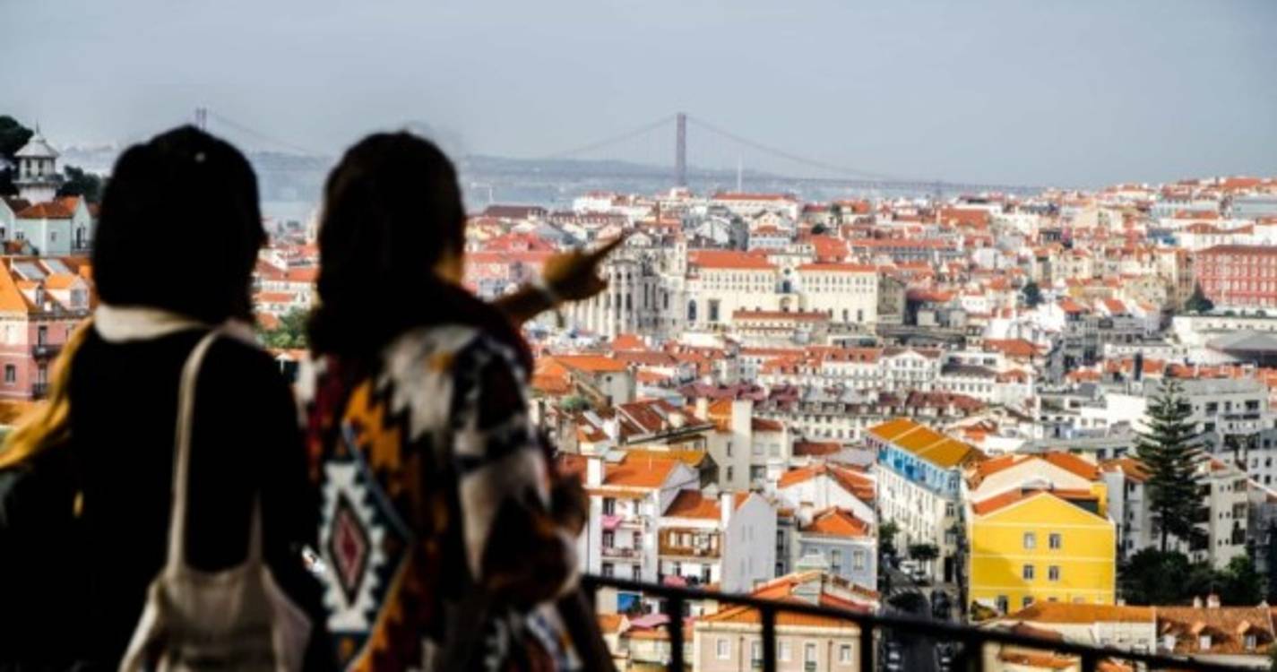 Atividade turística com "forte redução" cai perto de 90% em fevereiro, revela INE