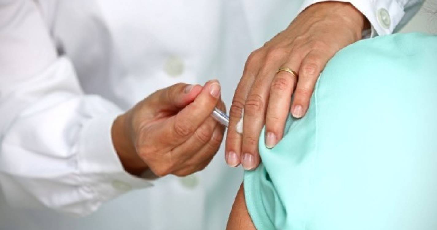 Mais de 2 milhões vacinados contra gripe e mais de 1,4 M com reforço contra coronavírus, revela DGS