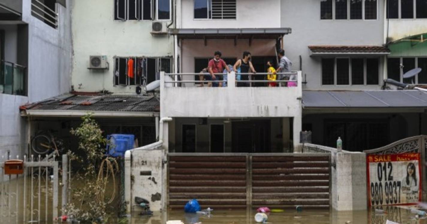 Balanço de vítimas das cheias na Malásia aumenta para 27 mortos