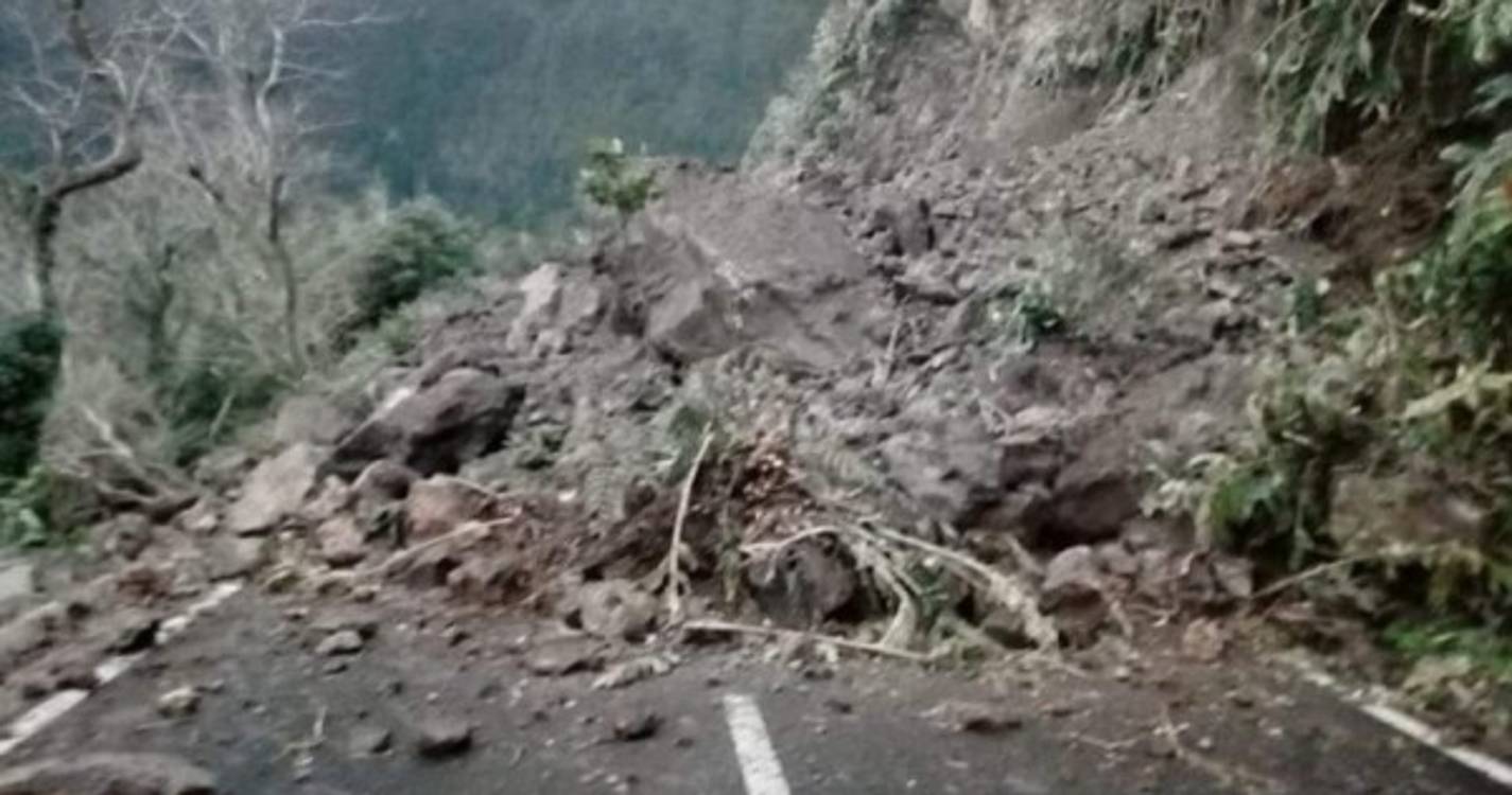 Faial: Derrocada 'fecha' Estrada Regional 103, na zona da Fajã Grande