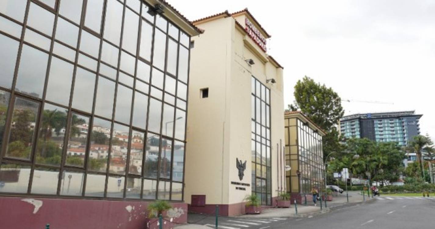 Sapadores do Funchal saem para duas zonas distintas para apagar fogo em papeleiras