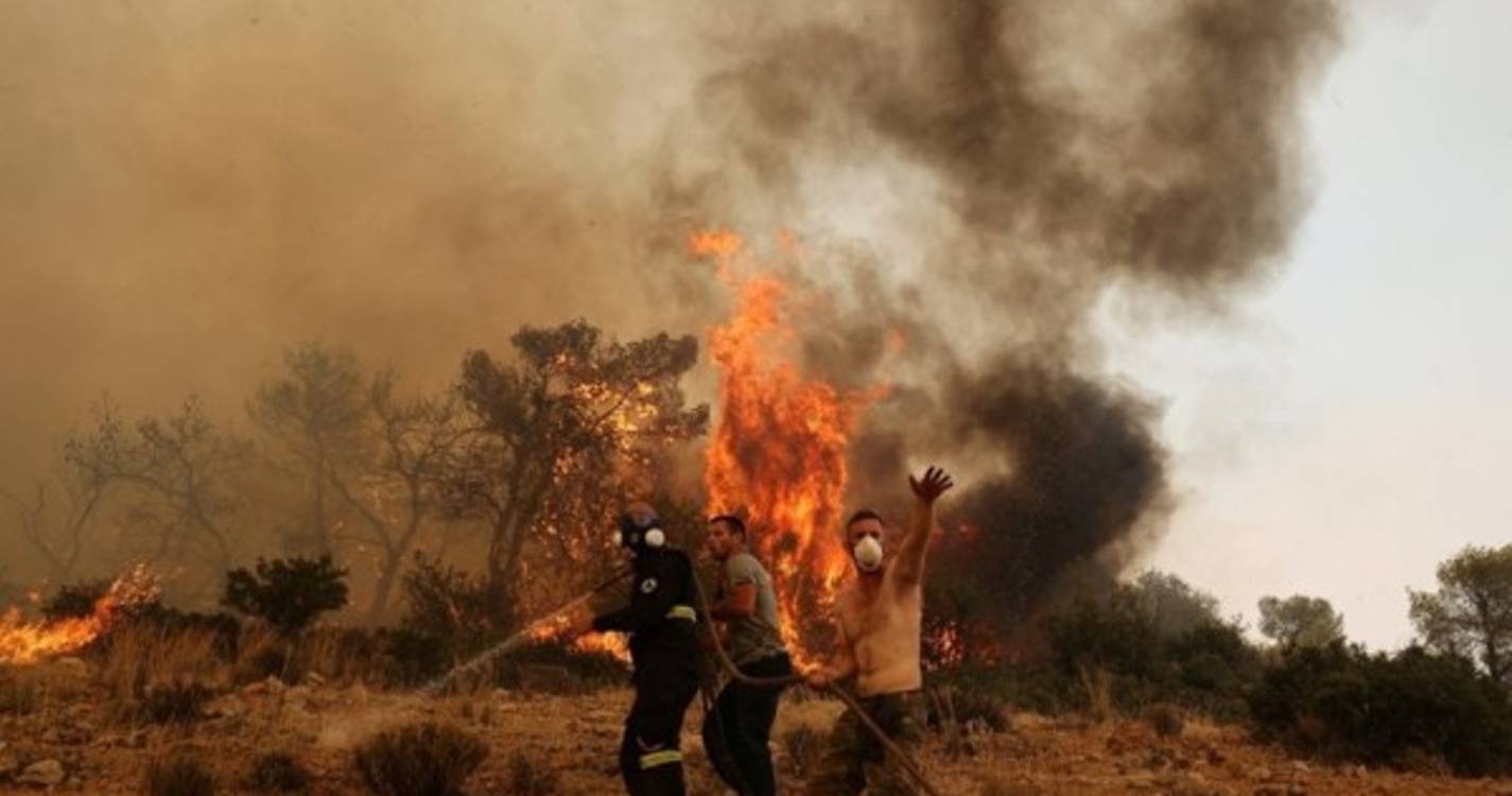 Situação dos incêndios na Grécia melhora, com três frentes ainda ativas