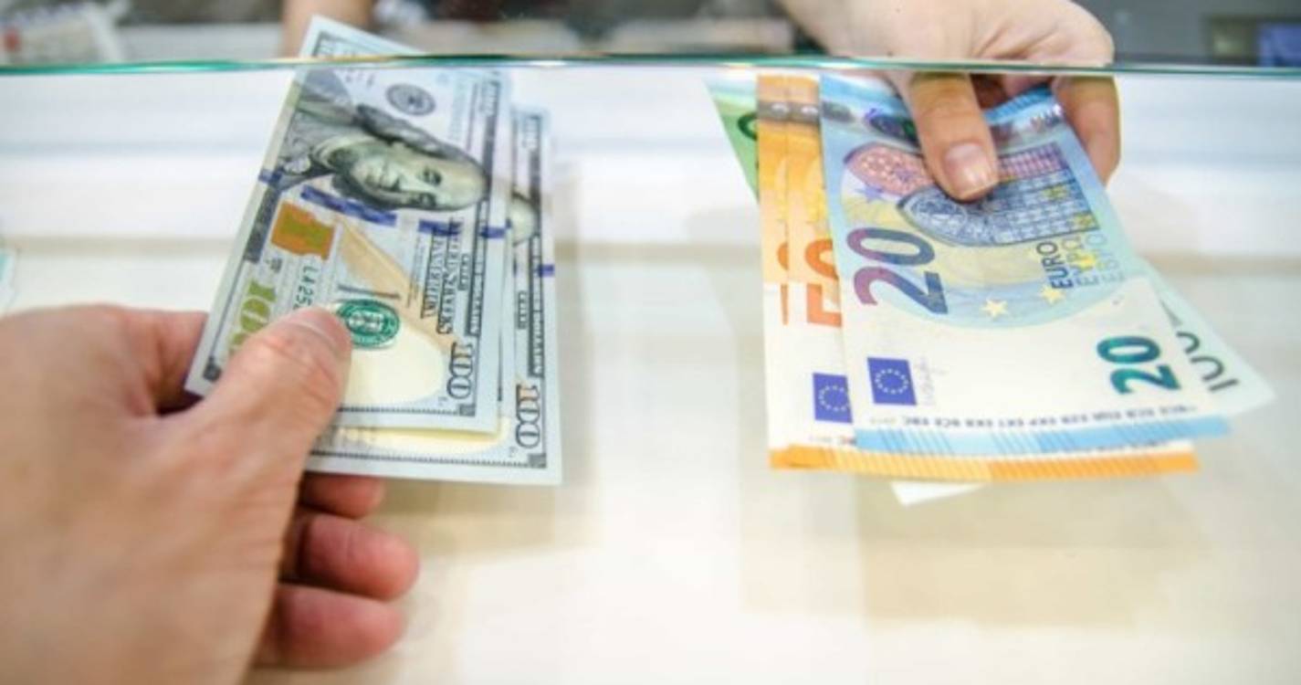 Euro sobe e regressa aos 1,06 dólares