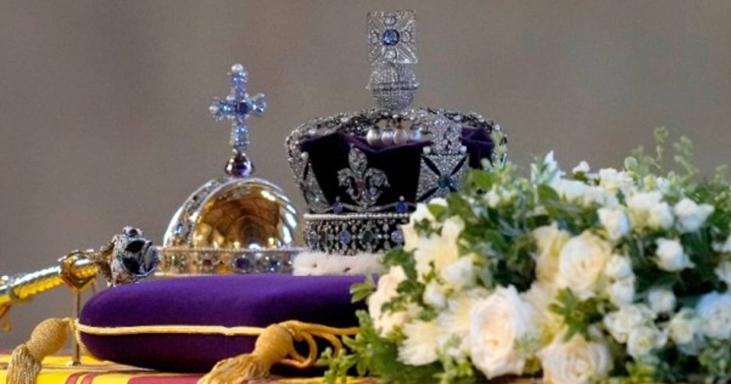 Isabel II: Multidões congestionam Buckingham na véspera de funeral