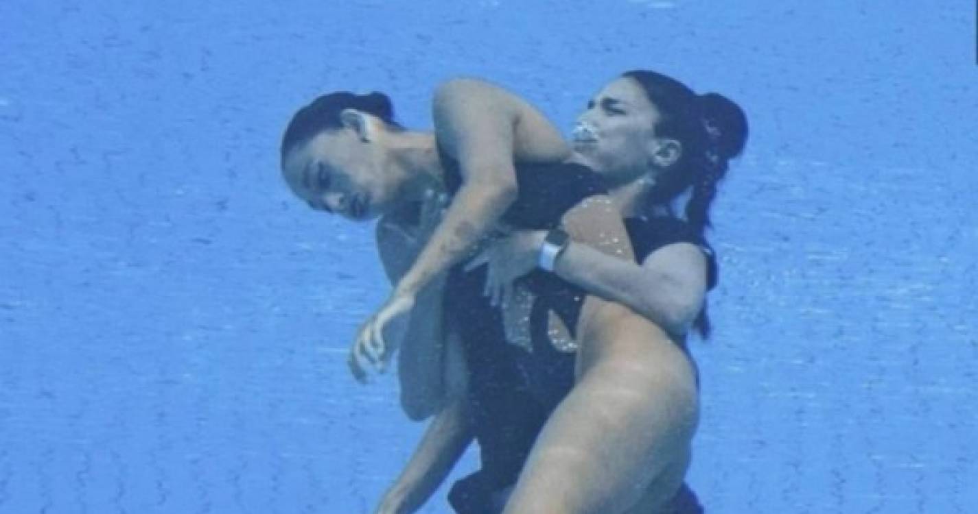 Nadadora Anita Álvarez desmaia na piscina em prova e é salva pela treinadora